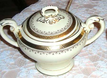 The Crowning Cream Sugar Bowl & Lid