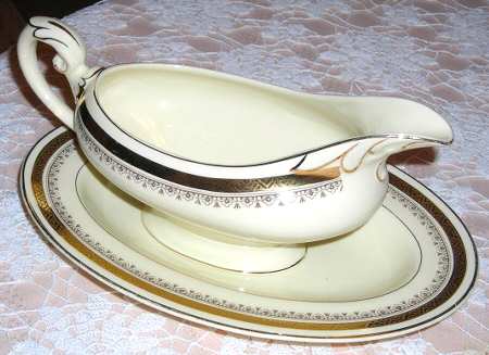 The Crowning Cream Gravy Boat & Underplate/Relish