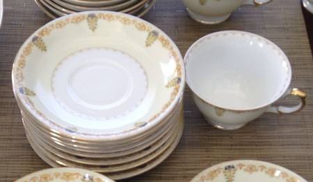 V1915 Footed Cup & Saucer Set