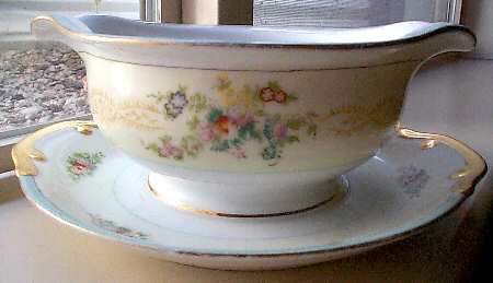 MEI856 Gravy Boat with Attached Underplate