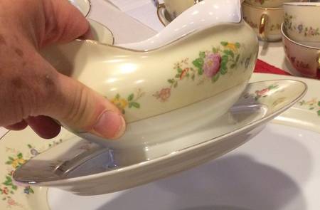 MEI861 Gravy Boat with Attached Underplate