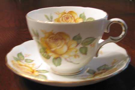 Mel14 Footed Cup & Saucer Set