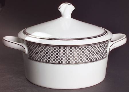 Majestic Manor (L3169) 2 Qt Round Covered Casserole