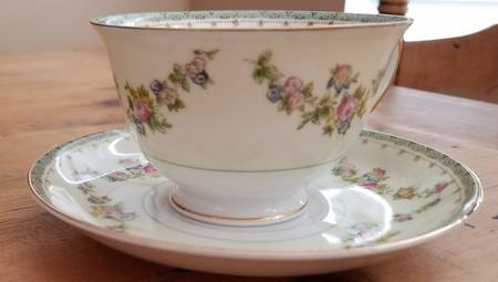 MEI931 Footed Cup & Saucer Set