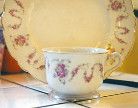 MEA197 Footed Cup