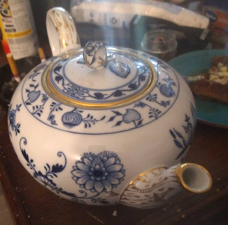 Blue Onion (Gold Trim Accent) Teapot & Lid