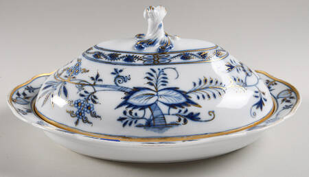 Blue Onion (Gold Trim Accent) Oval Covered Vegetable