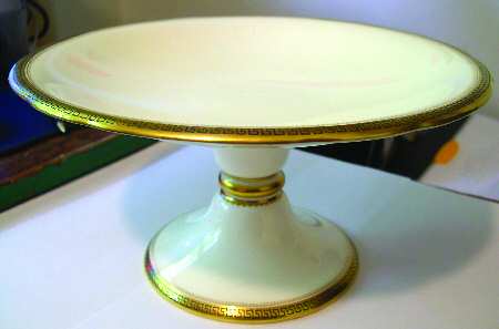S324 (Scalloped) Footed Cake Plate