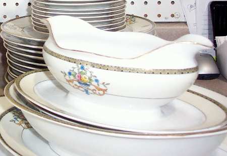 MEI992 Gravy Boat with Attached Underplate