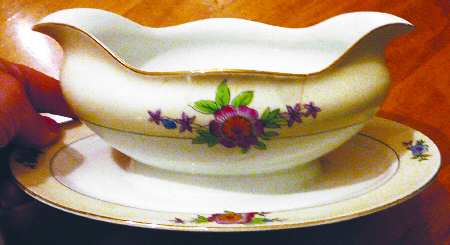 MEI995 Gravy Boat with Attached Underplate