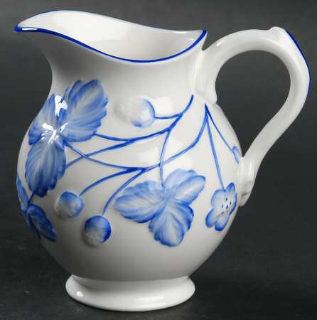 Victoria Strawberry Blue Mini Creamer