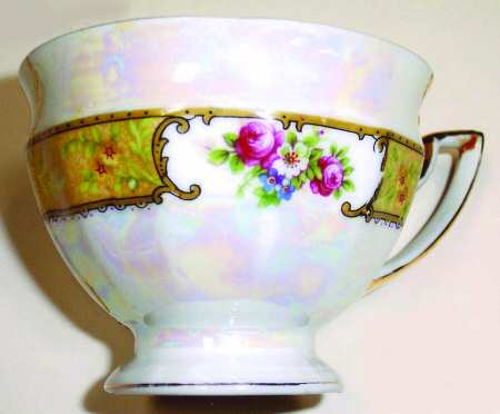 ALZ8 Footed Cup