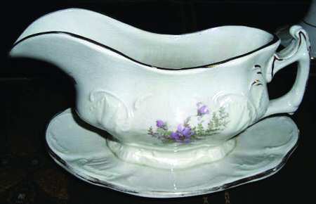 MRW1 Gravy Boat with Attached Underplate