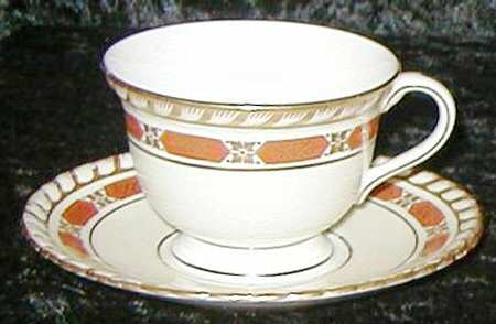 H4246 Footed Cup & Saucer Set