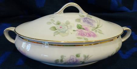 MUE146 Oval Covered Vegetable