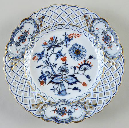 Blue Onion Rich Pierced Dessert/Pie Plate