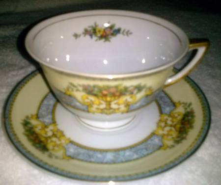 MEI1123 Footed Cup & Saucer Set