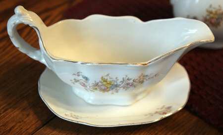 MAD228 Gravy Boat & Underplate