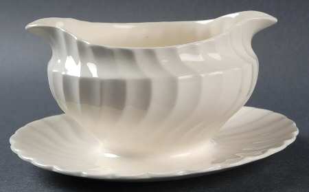 MYM8 Gravy Boat with Attached Underplate