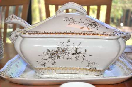 MAD234 Tureen & Lid w/Ladle