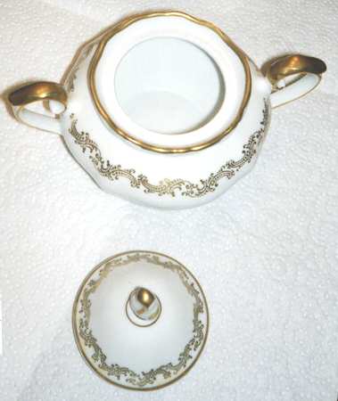 Golden Wreath Sugar Bowl & Lid