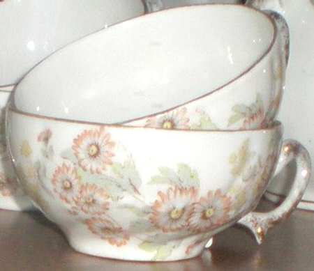 MEG15 Footed Cup