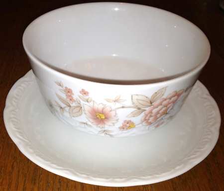 MIT327 Gravy Boat with Attached Underplate