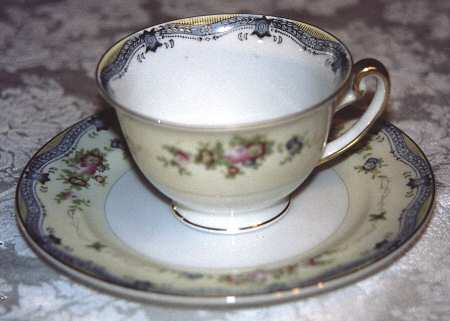 MEI735 Footed Cup & Saucer Set