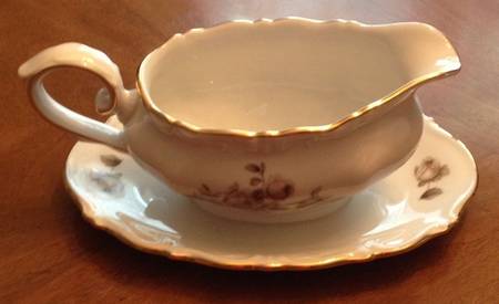 MEM17 Gravy Boat with Attached Underplate