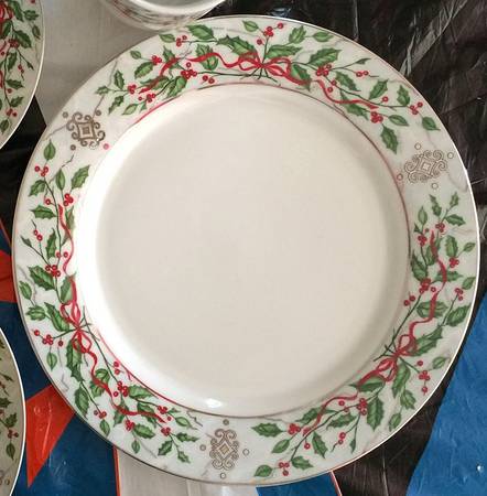 Noel Platinum Dinner Plate