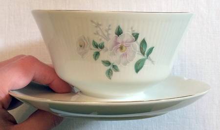 MIT393 Gravy Boat with Attached Underplate