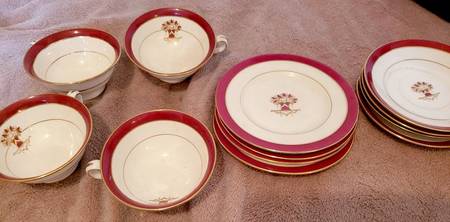 H4147 Red Footed Cup & Saucer Set