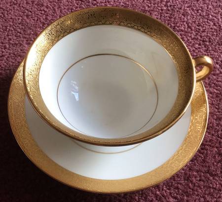 K153 White Footed Cup & Saucer Set