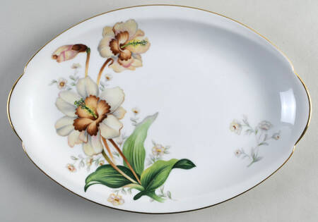 Wildwood (1 3-4" Rim, White) 12" Oval Serving Platter by Meito