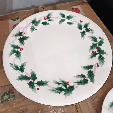 Ribbon Holly No Trim by Mikasa