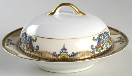 26979 Round Covered Butter with Strainer