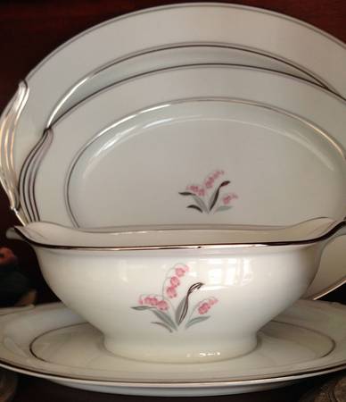5518 Gravy Boat with Attached Underplate