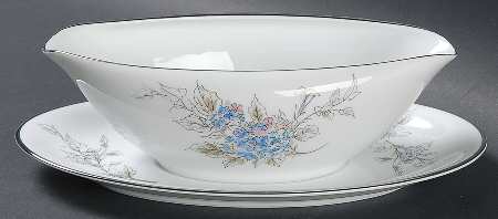 5520 Gravy Boat with Attached Underplate