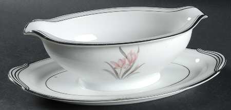 5572 Gravy Boat with Attached Underplate