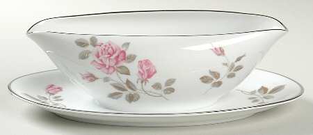 5573 Gravy Boat with Attached Underplate
