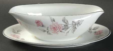 5691 Gravy Boat with Attached Underplate