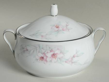 Alexandria Round Covered Vegetable