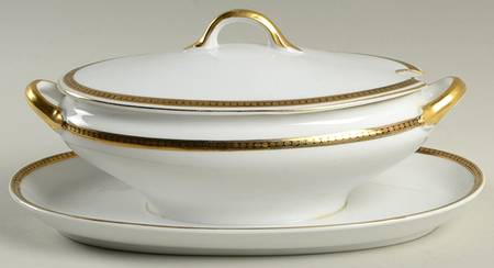 The Angora Gravy Boat w/Attached Underplate & Lid