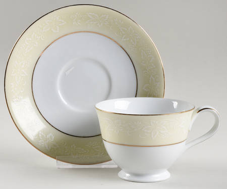 Annulaire Footed Cup & Saucer Set