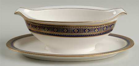 Aristocrat Gravy Boat with Attached Underplate