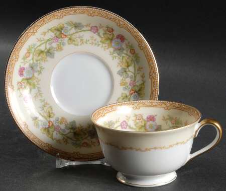 Ariana Footed Cup & Saucer Set
