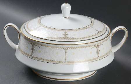 Aurelia Round Covered Vegetable