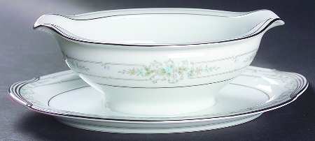 Bellfleur Gravy Boat with Attached Underplate