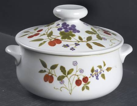 Berries 'n Such 2.5 Qt Round Covered Casserole