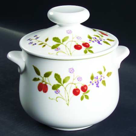 Berries 'n Such 2 Qt Round Covered Casserole
